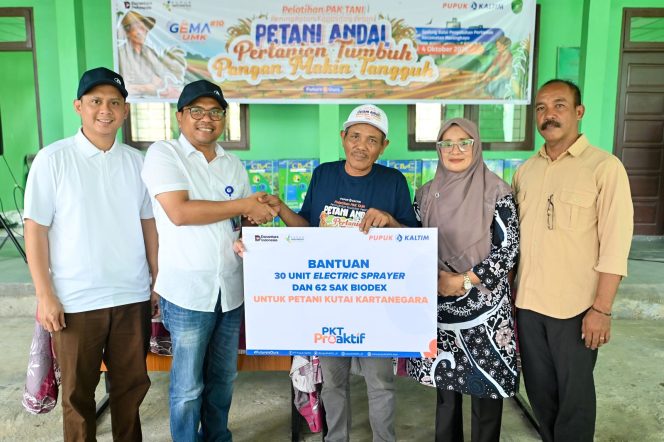 
					Penyerahan bantuan alat pertanian dan produk biodekomposer unggulan Pupuk Kaltim kepada petani di Kecamatan Marangkayu, Kukar, Minggu (4/10/2026). 