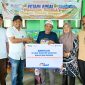 Penyerahan bantuan alat pertanian dan produk biodekomposer unggulan Pupuk Kaltim kepada petani di Kecamatan Marangkayu, Kukar, Minggu (4/10/2026). 
