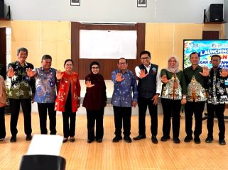 Wali Kota Bontang Neni Moerniaeni meluncurkan program inovasi CaNtik (Cegah dan Tangani Stunting di Kelurahan Kanaan), Kamis (1/10/2026). (Foto: Lia)