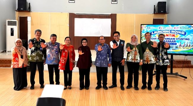 Wali Kota Bontang Neni Moerniaeni meluncurkan program inovasi CaNtik (Cegah dan Tangani Stunting di Kelurahan Kanaan), Kamis (1/10/2026). (Foto: Lia)
