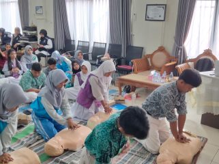 Sejumlah pelajar di wilayah kerja Puskesmas Bontang Utara II mendapatkan Pelatihan Bantuan Hidup Dasar. (Foto : Bambang)
