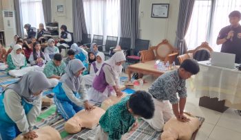 Sejumlah pelajar di wilayah kerja Puskesmas Bontang Utara II mendapatkan Pelatihan Bantuan Hidup Dasar. (Foto : Bambang)
