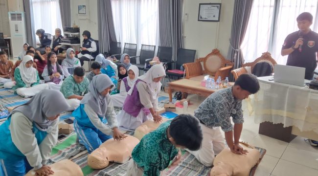 Sejumlah pelajar di wilayah kerja Puskesmas Bontang Utara II mendapatkan Pelatihan Bantuan Hidup Dasar. (Foto : Bambang)
