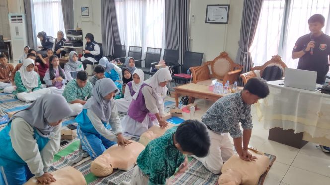 
					Sejumlah pelajar di wilayah kerja Puskesmas Bontang Utara II mendapatkan Pelatihan Bantuan Hidup Dasar. (Foto : Bambang)
